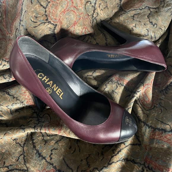 REDUCED Authentic ✨  CHANEL  pumps in aubergine w cap toe logo.  Size 38.5 - Picture 10 of 15